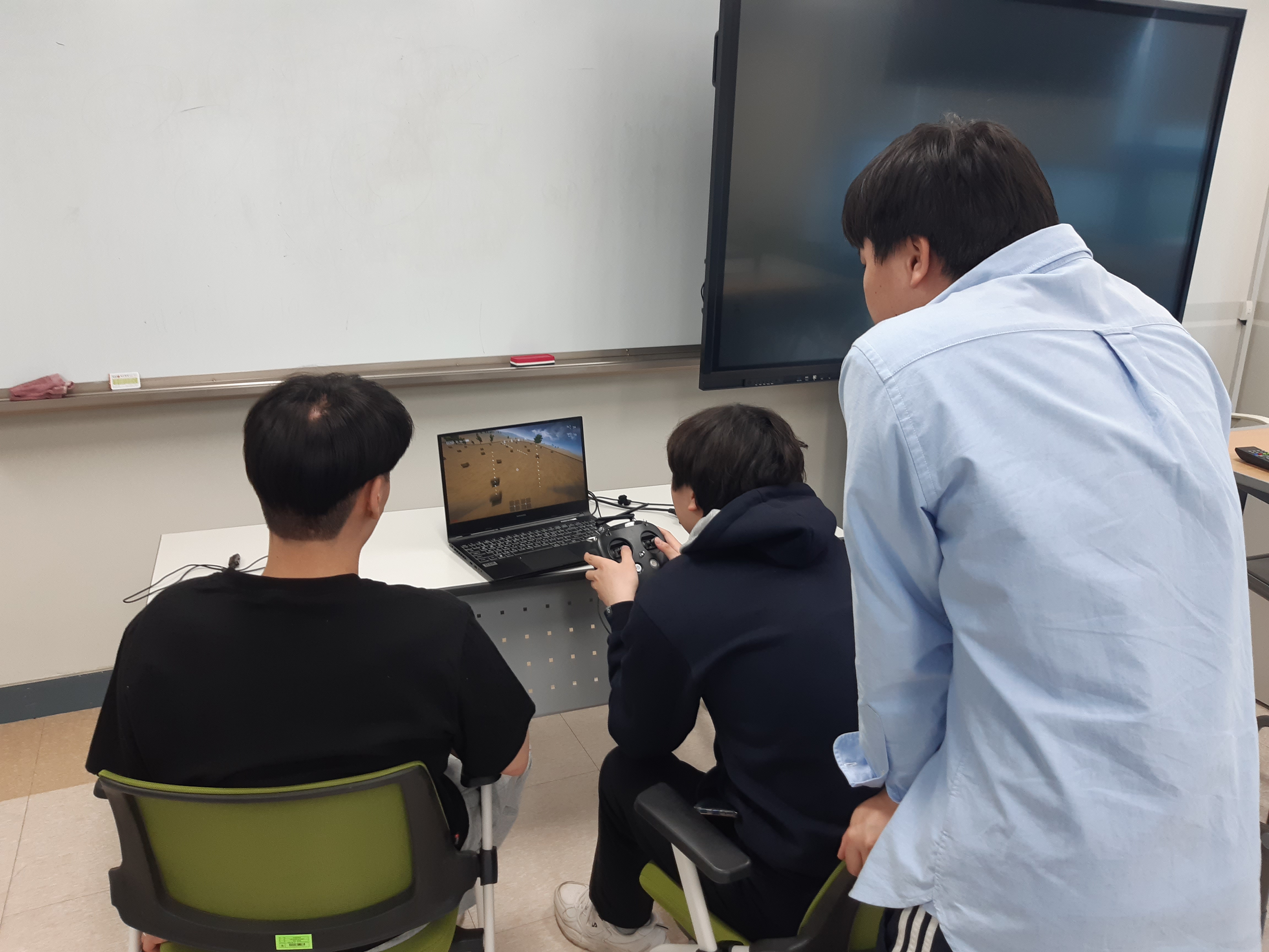 배움공동체 레이싱드론 모의비행 연습