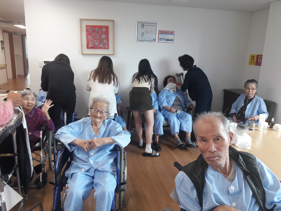 뷰티케어학과 청춘동아리" 아산유리요양병원" 정기 봉사활동~!!